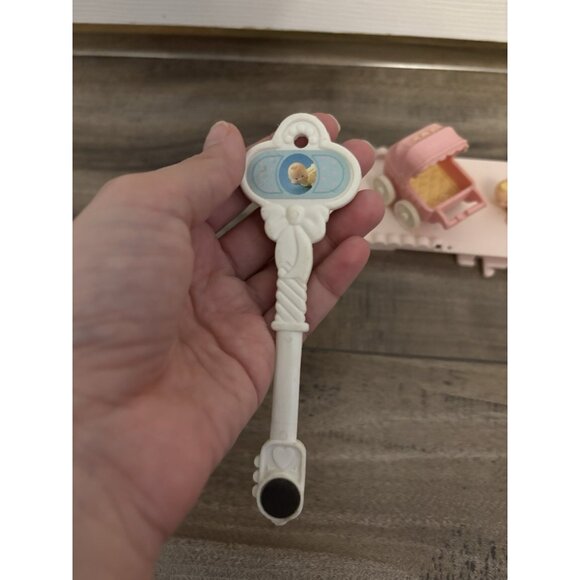 Vintage 1988 Fisher Price #5204 Precious Places Baby Amanda, Complete - Picture 3 of 5